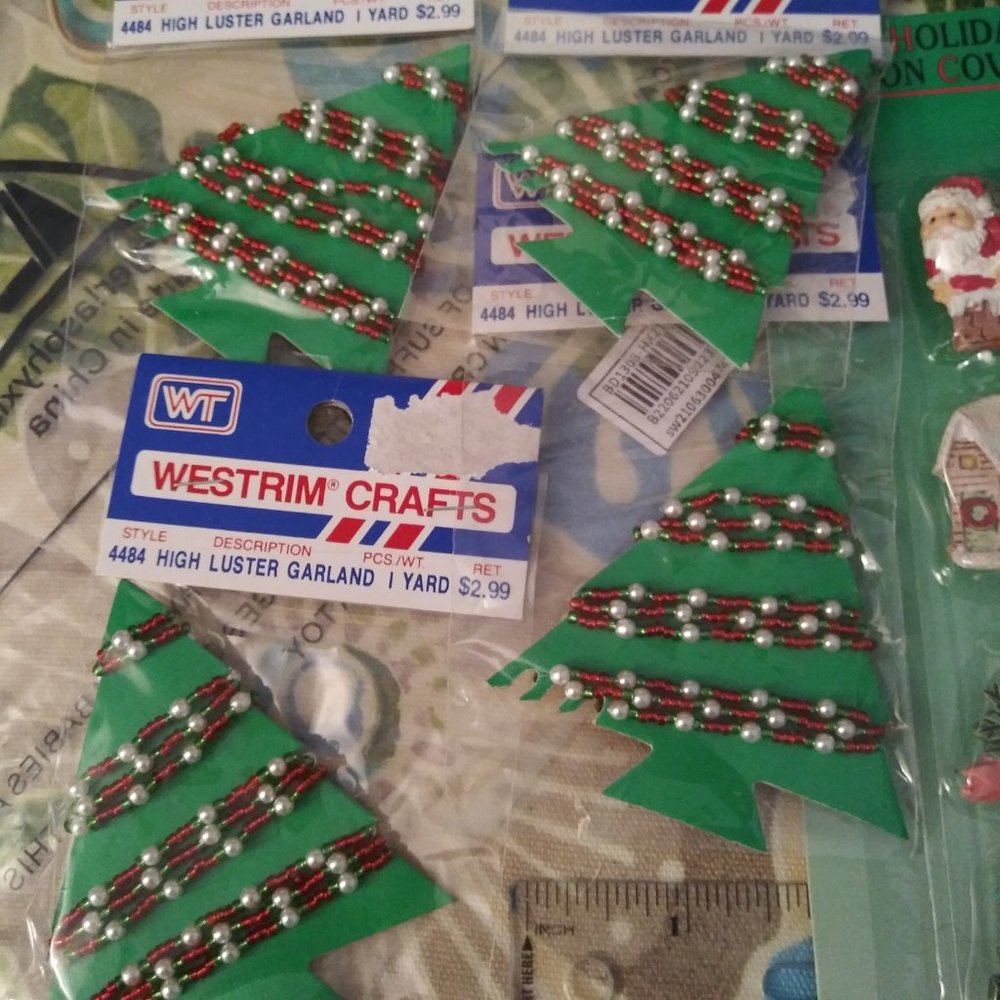 2366- 12 Santa Button And 8 Holiday Button Covers 4 Pack Christmas Bead Garland - Picture 4 of 5